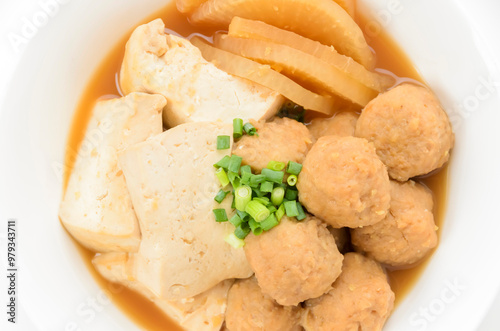 Obraz na płótnie 豆腐と鶏団子の煮物 w salonie