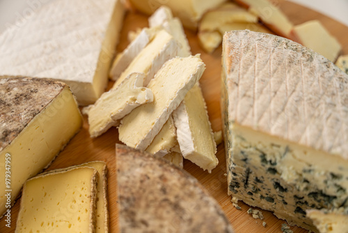 Plateau avec un assortiment de fromages photo
