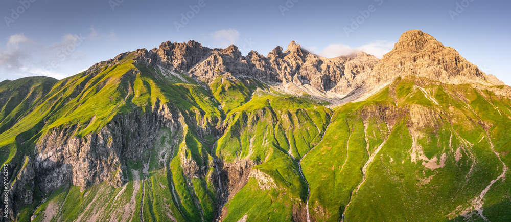 Obraz premium Scenic Alpine Hiking Journey: The E5 Trail Experience