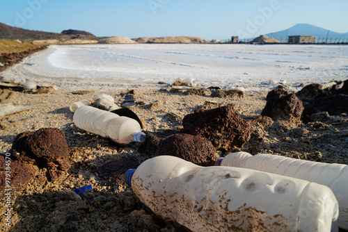 Bottiglie di plastica intorno al lago salato