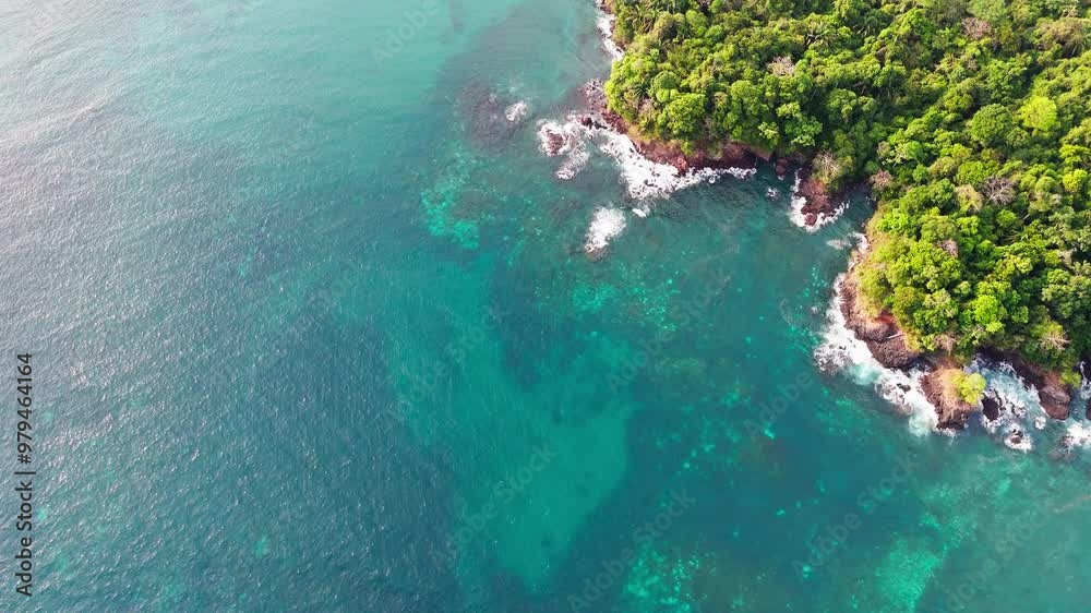 Vista aérea de una costa rocosa con aguas cristalinas y exuberante ...