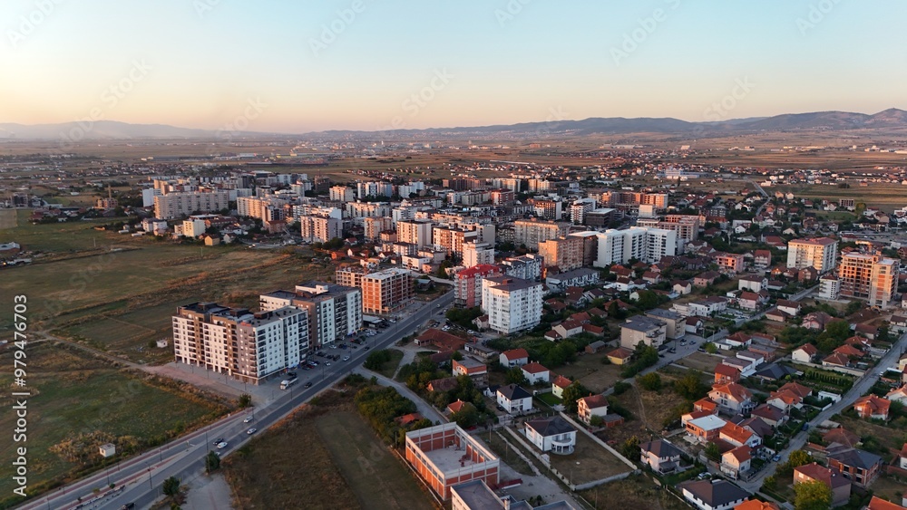 Fototapeta premium Stadt lipjan im kosovo am nachmittag 3
