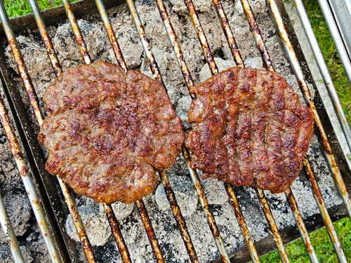 leckere Burger vom Holzkohle Grill photo