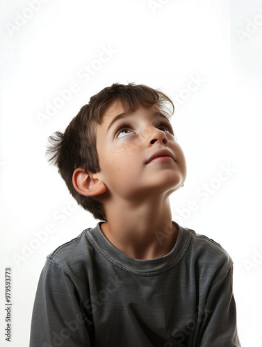 Un enfant qui regarde en l'air