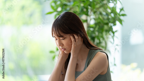Quadro su tela 頭を押さえて悩む若い女性