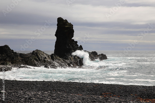 Landschaftsbild auf Island, Landschaft am Strand von Djúpalónssandur photo