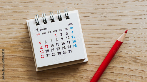 2025年1月カレンダーと赤鉛筆　日本の1月卓上カレンダー　祝日祭日休日連休