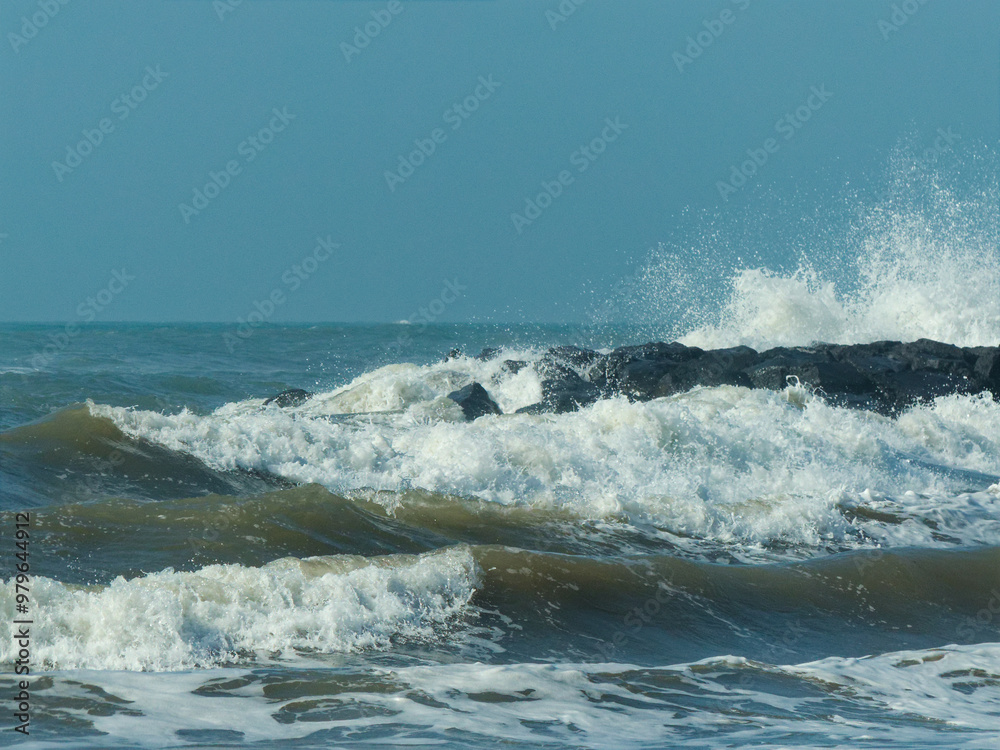 Fototapeta premium Des vagues sur la mer Méditerranée à Vias Plage le Farinette