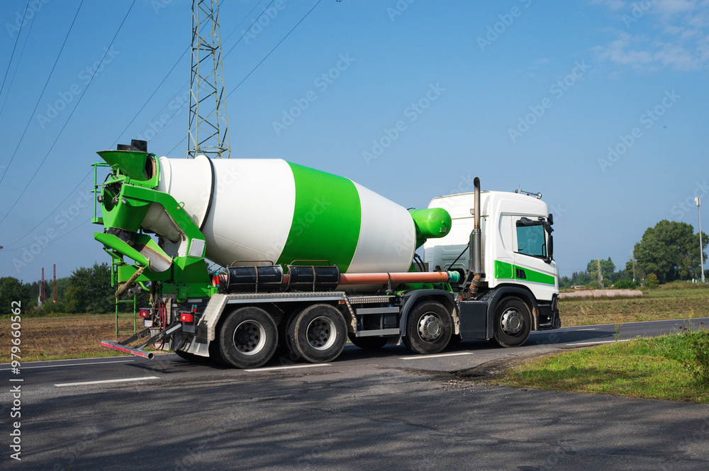Ein Betonmischer LKW fährt zur Baustelle
