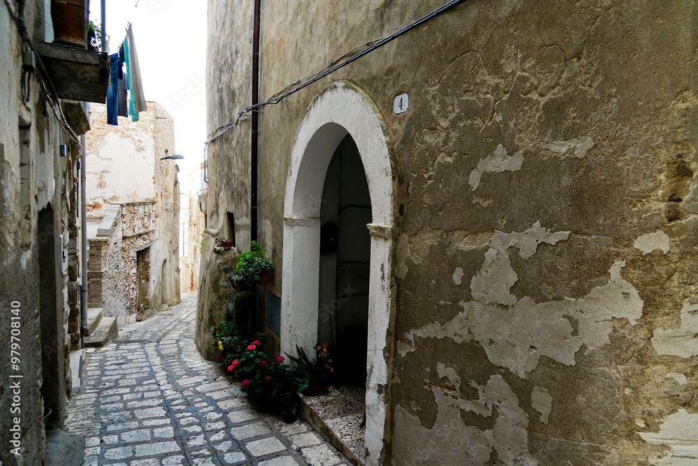 Fototapeta premium Il nucleo storico medievale del villaggio di Pomarico, Matera, Basilicata, Italia