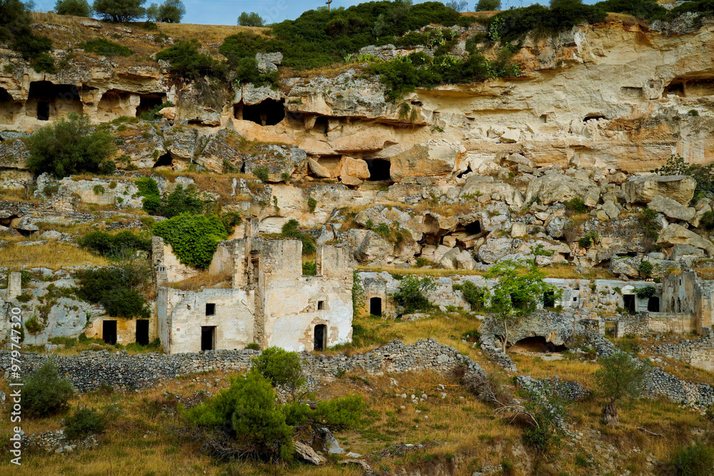 Il nucleo antico di Ginosa caratterizzato dalla gravina con antiche case e chiese rupestri, Taranto, Puglia, Italia