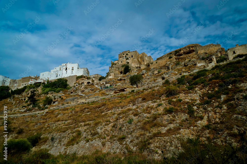 Il nucleo antico di Ginosa caratterizzato dalla gravina con antiche case e chiese rupestri, Taranto, Puglia, Italia Il nucleo antico di Ginosa caratterizzato dalla gravina con antiche case e chiese rupestri, Taranto, Puglia, Italia