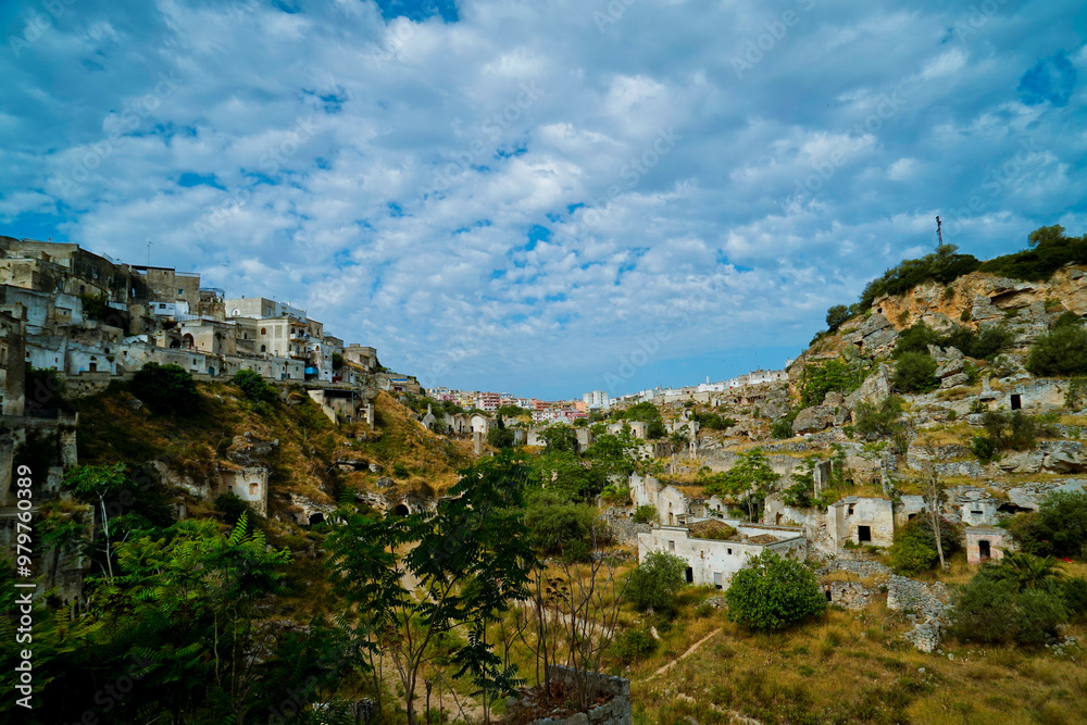 Fototapeta premium Il nucleo antico di Ginosa caratterizzato dalla gravina con antiche case e chiese rupestri, Taranto, Puglia, Italia