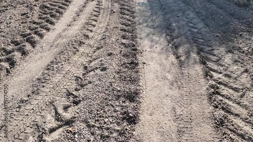 Caminando a traves del campo sobre las huellas de un tractor

 photo