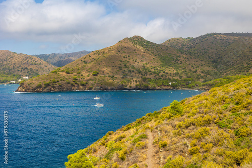 Cala Calitjàs depuis le Cap de Norfeu dans le Parc Naturel du Cap de Creus sur la Costa Brava photo