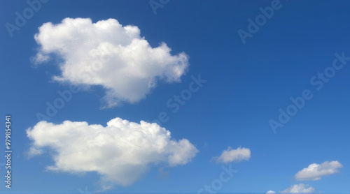 Blauer Himmel mit weißen Wolken photo