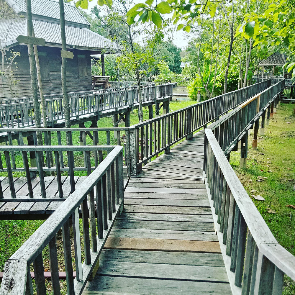 Obraz premium wooden bridge in the woods