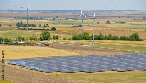 Centrale di pannelli solari, fonti energetiche alternative ecosostenibili. Energia fotovoltaica