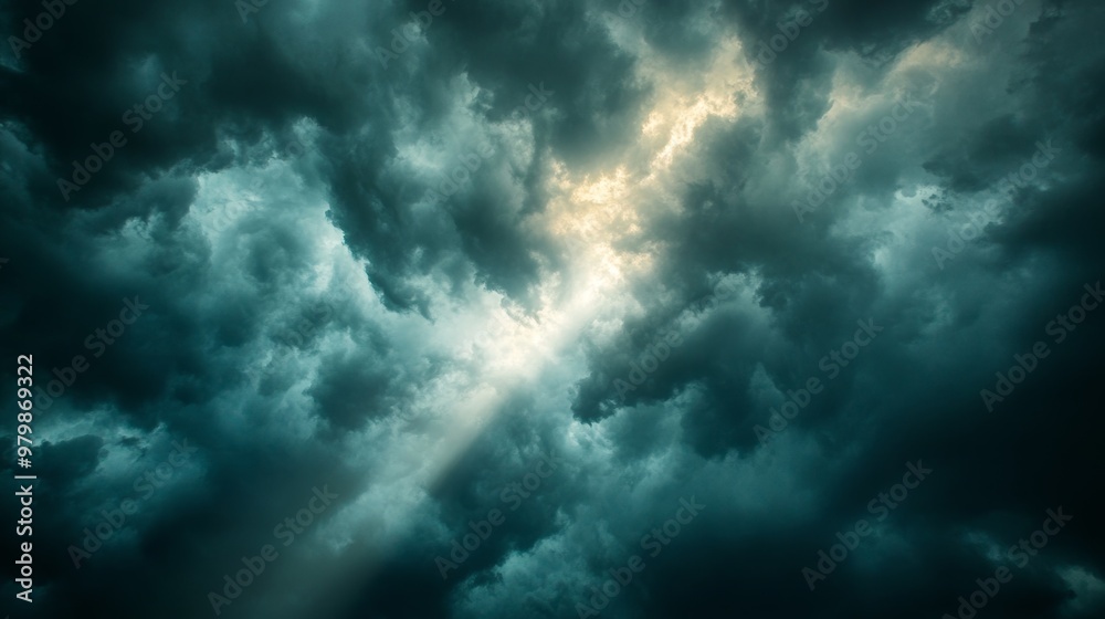 Obraz premium Dramatic Dark Clouds with Sunlight Beams Breaking Through Stormy Weather Backdrop