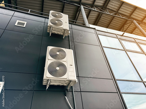 Foto Commercial HVAC system installed on building exterior with glass and steel desig