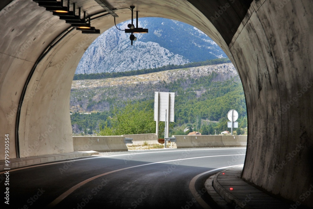 tunel drogowy w górach na autostradzie