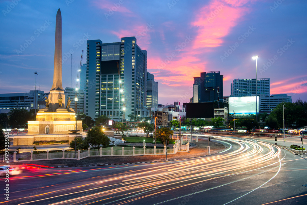 Obraz premium Victory Monument at dusk and light streaks from passing traffic,Bangkok,Thailand..