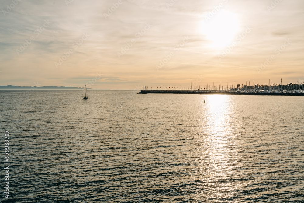Naklejka premium Sunset over the Pacific Ocean, Santa Barbara bay, CA