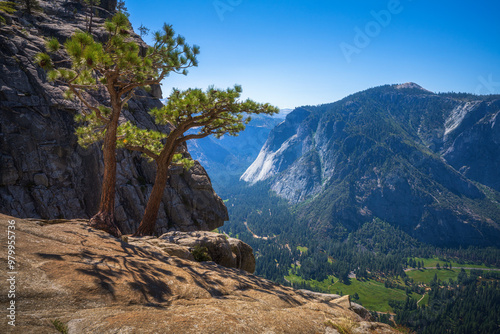 Obraz na płótnie hiking the upper yosemite falls trail in yosemite national park w salonie