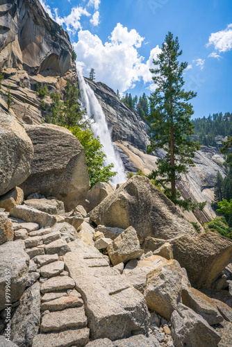 Obraz na płótnie waterfall at the mist trail in yosemite national park, california w salonie