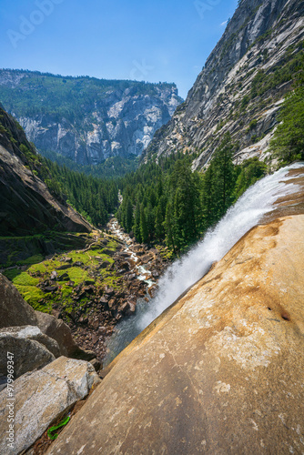 Obraz na płótnie waterfall at the mist trail in yosemite national park, california w salonie