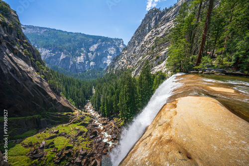 Obraz na płótnie waterfall at the mist trail in yosemite national park, california w salonie