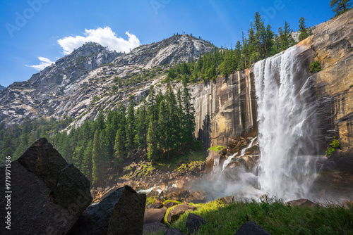 Obraz na płótnie waterfall at the mist trail in yosemite national park, california w salonie