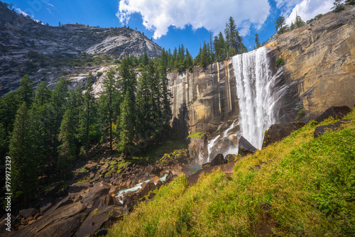 Obraz na płótnie waterfall at the mist trail in yosemite national park, california w salonie
