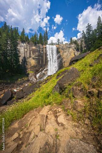Obraz na płótnie waterfall at the mist trail in yosemite national park, california w salonie