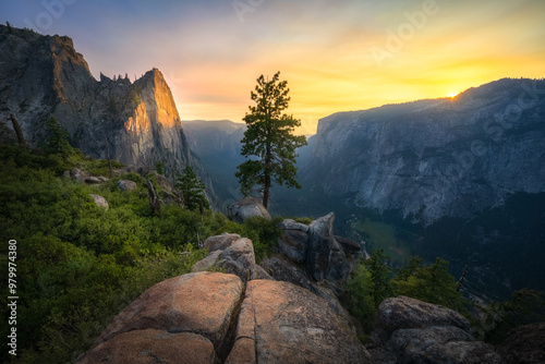 Obraz na płótnie hiking the four mile trail at sunset in yosemite national park, california w salonie