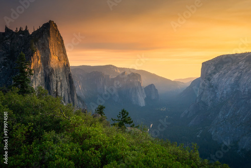 Obraz na płótnie hiking the four mile trail at sunset in yosemite national park, california w salonie