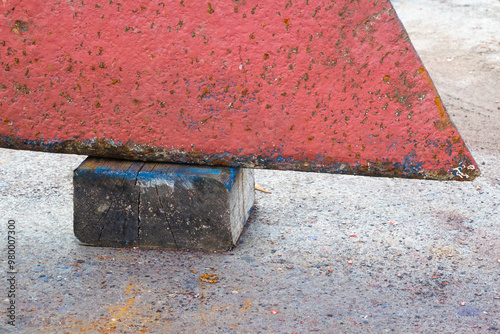 Flossenkiel auf Holzklotz, Bootsbau Detail abstrakt photo
