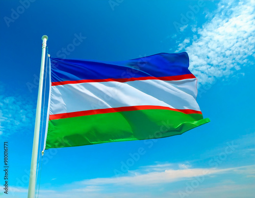 Bandera de Cali ondeando al viento, símbolo de Santiago de Cali.