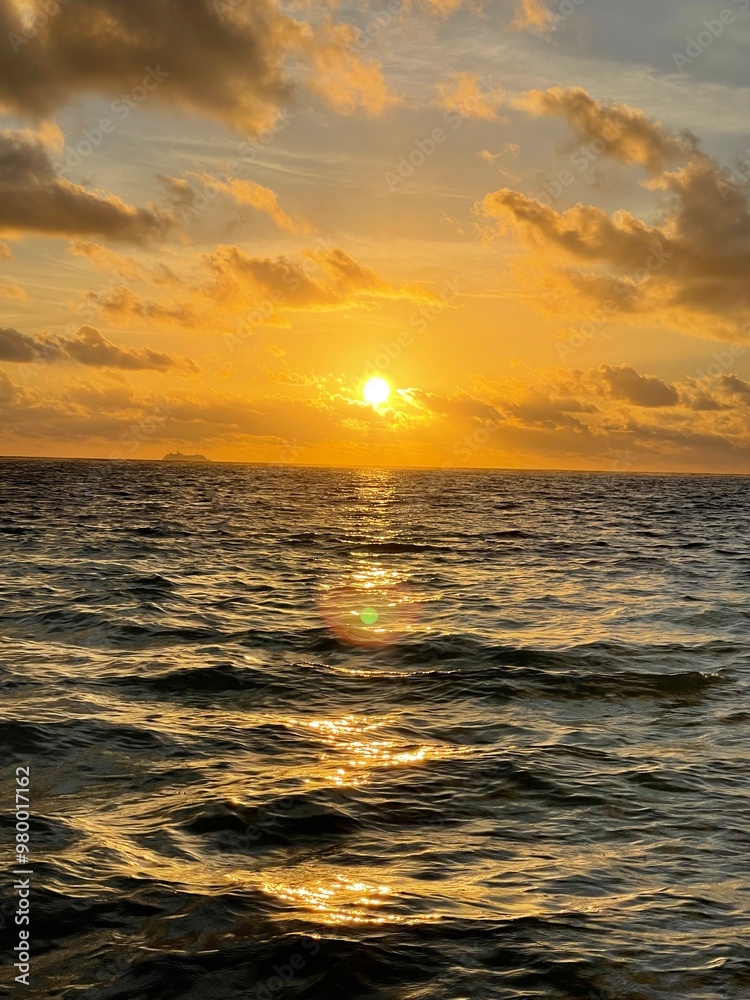 Obraz premium sunrise over ocean in puerto Morelos, Mexico