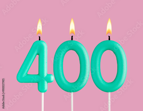 Green candle number 400 - Birthday card on pastel pink background