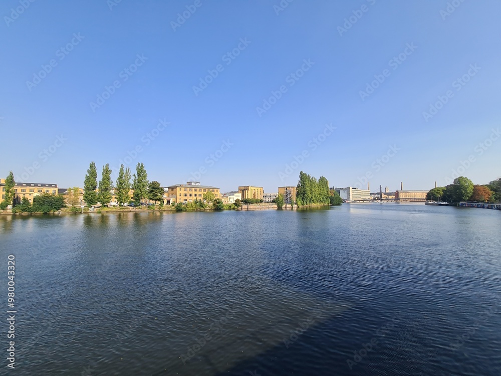ein wunderschöner Blick auf die Spree (Fluss) in Berlin Oberschöneweide (Treptow/Köpenick) ein wunderschöner Blick auf die Spree (Fluss) in Berlin Oberschöneweide (Treptow/Köpenick)