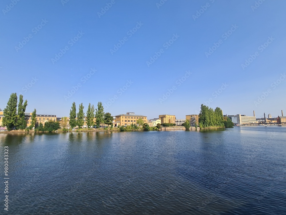 Obraz premium ein wunderschöner Blick auf die Spree (Fluss) in Berlin Oberschöneweide (Treptow/Köpenick)