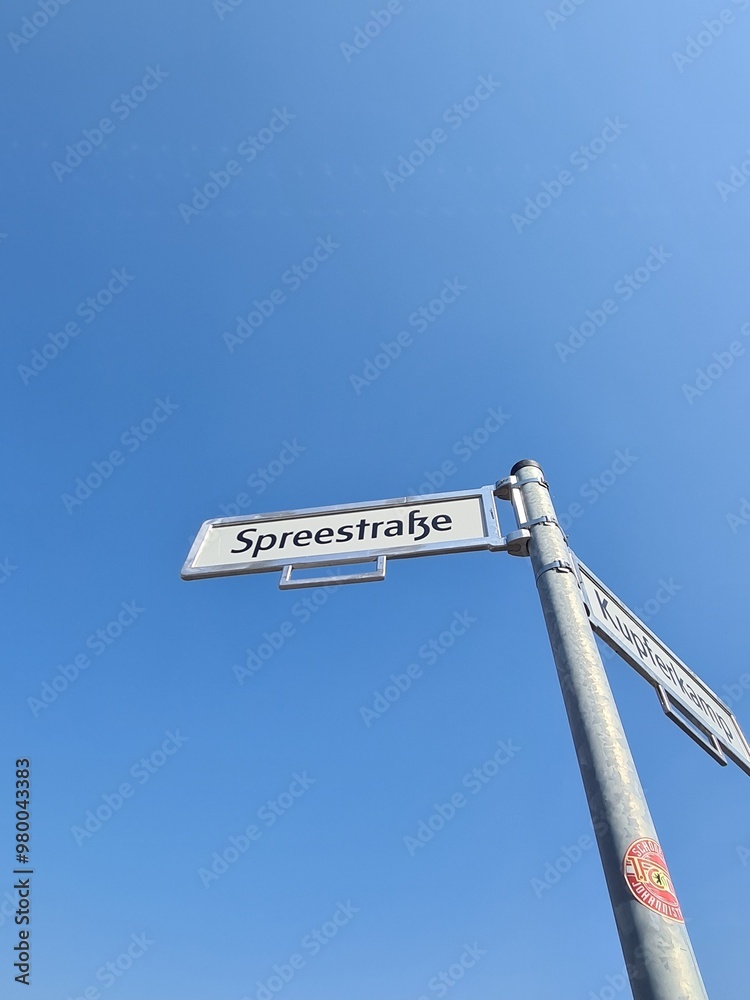 Fototapeta premium Strassenschild der Spreestraße in Berlin Oberschöneweide (Treptow/Köpenick)