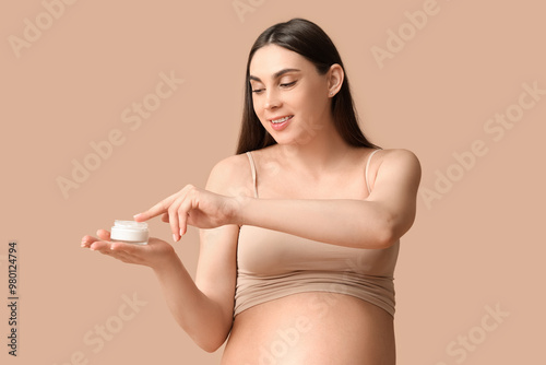 Beautiful pregnant woman ho...