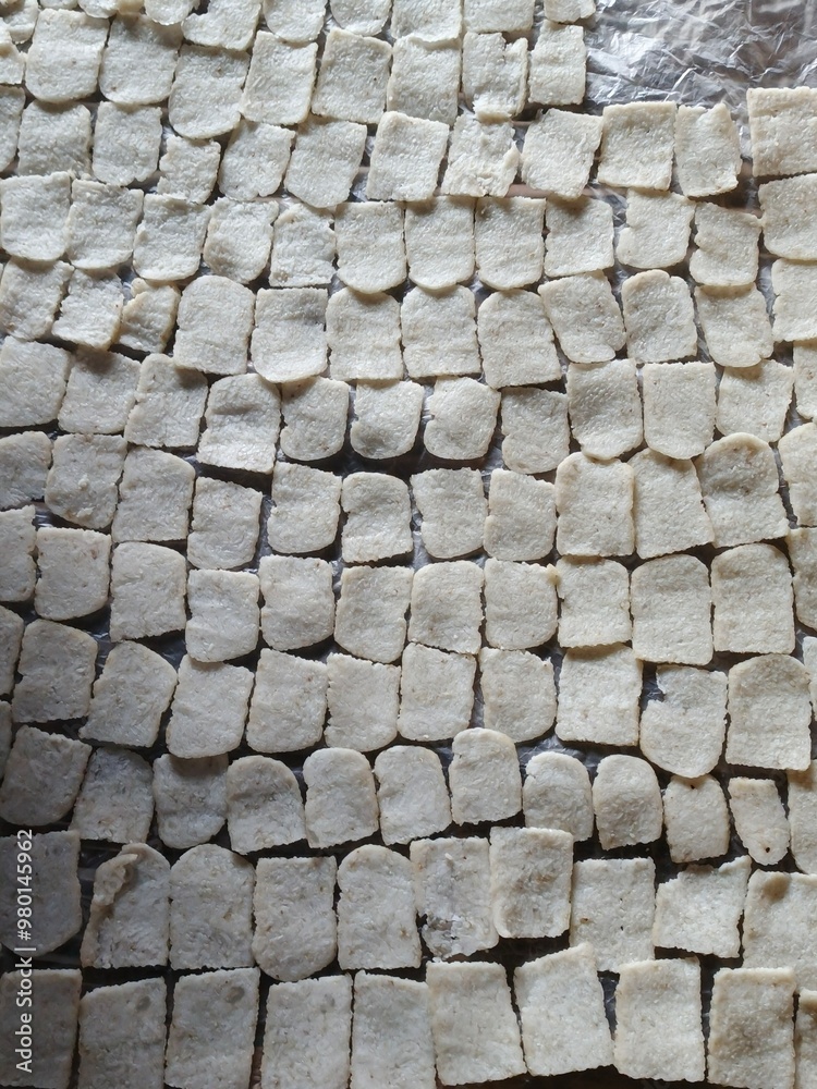 Rice crackers that are still wet are about to be dried in the sun