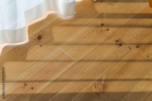 カーテンと無垢床