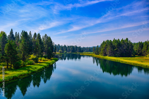 2024-09-09 THE DESCHUTES RIVER RUNNING THROUGH SUNRIVER OREGON WITH A BEAUTIFUL REFLECTION IN THE RIVER