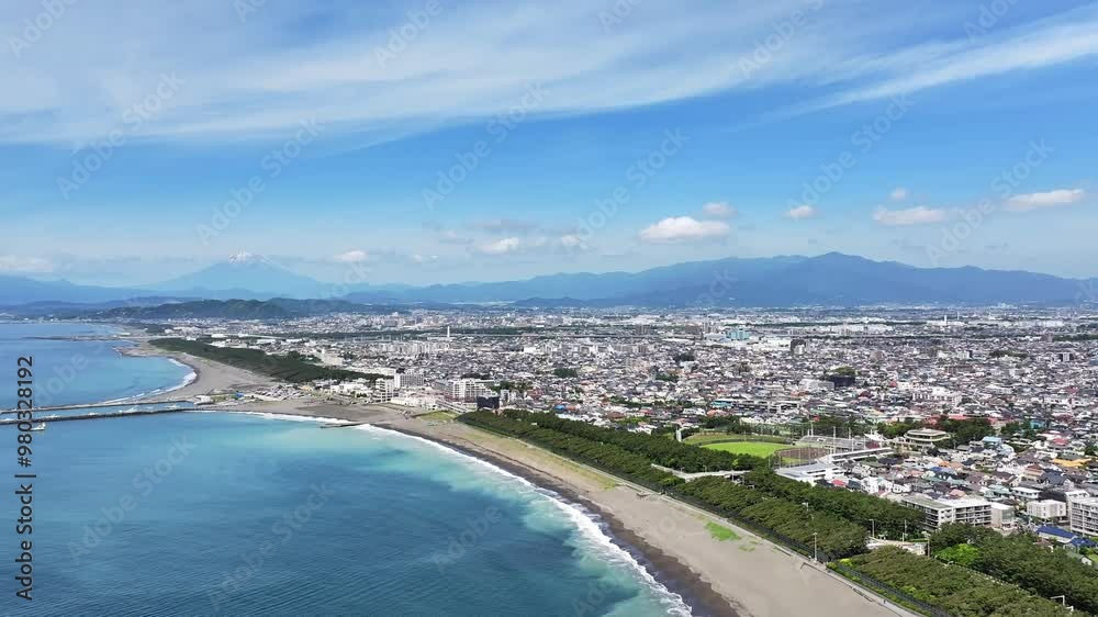 晴天の相模湾上空から富士山を背景にドローンをゆっくりと上昇させながら撮影しました 晴天の相模湾上空から富士山を背景にドローンをゆっくりと上昇させながら撮影しました