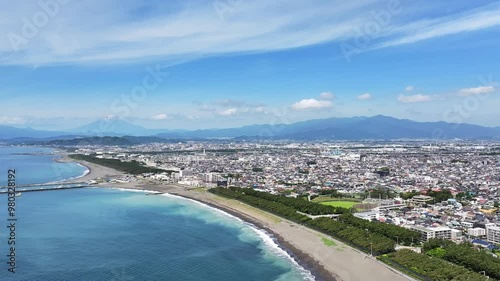 晴天の相模湾上空から富士山を背景にドローンをゆっくりと上昇させながら撮影しました