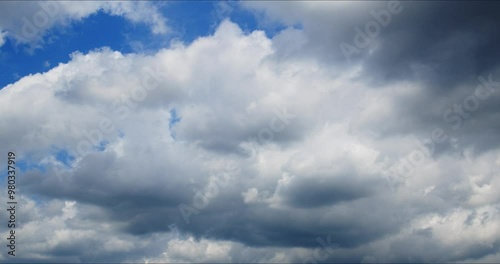 雲の動きは見ていて飽きません。タイムラプスで撮ると生き物のよう